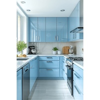 Meubles de cuisine bleus sur mesure, finition laquée moderne, îlots brillants, évier en résine de marbre, projet de construction de villa