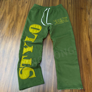 Pantalon de survêtement à jambe droite brodé d'autocollants vintage en polaire lourde pour hommes - Product Image 1