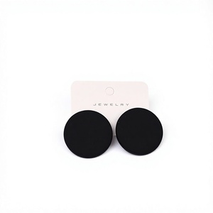 Boucles d'oreilles uniques en résine faites à la main pour femmes, boucles d'oreilles pendantes modernes et colorées, accessoires de bijoux légers et artistiques pour un style décontracté - Product Image 4