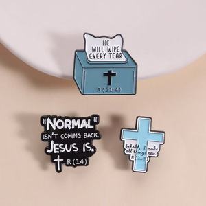 Pin de esmalte con cita bíblica cristiana de Jesús: Él limpiará cada lágrima, broche para solapa, venta al por mayor - Product Image 2