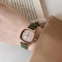 Montre quartz femme vintage boîtier carré or rose, bracelet simili cuir, cadran minimaliste chiffres partiels