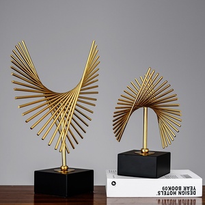 Vente chaude usine : Sculpture en fer doré de luxe européen pour la décoration de bureau et de chambre, décoration intérieure en résine - Product Image 4