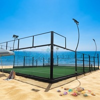 Terrain de padel panoramique modulaire avec murs en verre, maille métallique et éclairage pour les centres d'entraînement