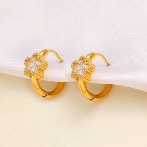 ต่างหูห่วงสแตนเลสสตีล 18k สีทองประดับโคลเวอร์ ดีเทลออนิกซ์สีดำ น้ำหนักเบา ดีไซน์หรูหรา เหมาะสำหรับใส่ทุกวันสำหรับผู้หญิง - Product Image 6