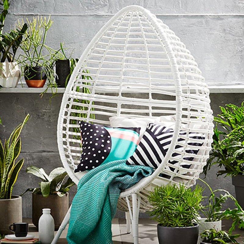 Sedia singola in rattan a nido d'uccello con cuscino bianco color riso