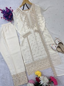 Ensemble de vêtements ethniques indiens de la marque Royal, richement brodé et orné de bordures design, disponible en plusieurs teintes, pour femmes, style traditionnel. - Product Image 3