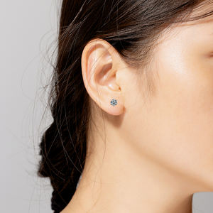 Boucles d'oreilles en argent sterling plaqué or avec moissanite pour femmes - Product Image 5