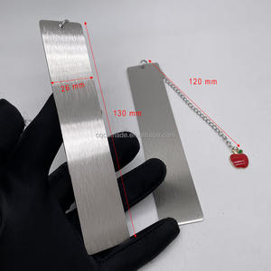 Hadiah wisuda pembatas buku logam kosong untuk penanda buku ukir pribadi dengan liontin apple - Product Image 6