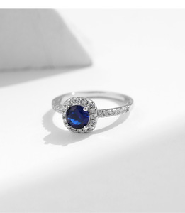 Anillo minimalista de plata S925 con zafiro y halo de diamantes, anillo clásico de compromiso para mujer con incrustaciones de piedras preciosas. - Product Image 6