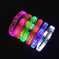 Bracelet LED multicolore en gros d'usine, logo personnalisé, batterie intelligente, bracelet lumineux en plastique, bracelet de poignet