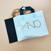 Sacs à provisions en plastique réutilisables personnalisés de bonne qualité imprimés de logo de couleur blanche avec poignée pour le paquet d'emballage de vêtement