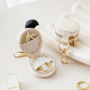 Mini boîte de rangement de voyage légère en cuir PU personnalisée pour collier et bijoux, avec fermeture éclair et pompon - Product Image 3