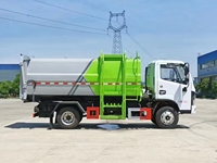 Camion à ordures de 8 mètres cubes dédié à la collecte et au transport des déchets urbains