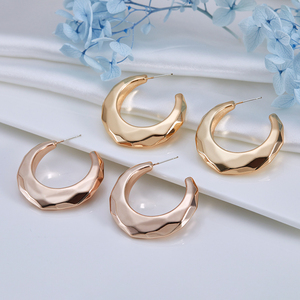 Pendientes de aro gruesos en forma de C irregulares <span class=keywords><strong>CCB</strong></span> de resina de joyería de moda de estilo europeo para mujer - Product Image 2
