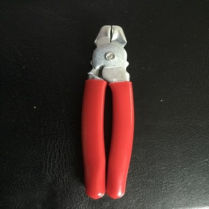 Alicates Profesionales para Anillos de Cerdo (Mordaza Curva) Rojos, 7.5 pulgadas de largo, 1/2 pulgada de ancho de mordaza, para Cercas, Jaulas de Animales y Rejas - Product Image 3