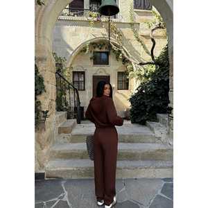 Conjunto Deportivo con Capucha de Lujo Color Marrón, Talla Grande XL, Transpirable y con Diseño Reflectante Estampado con Logotipo para Invierno - Product Image 3