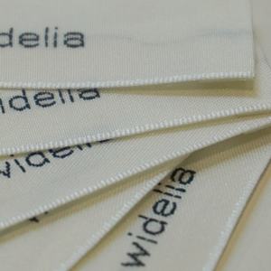 ป้ายโลโก้แบรนด์เสื้อผ้าทอแบบกำหนดเอง รูปทรงสี่เหลี่ยมผืนผ้า ทำจากผ้าฝ้าย ไม่มีขอบตัด สำหรับเสื้อผ้า กระเป๋า รองเท้า - Product Image 3