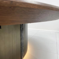 Ensemble de table et de chaises de salle à manger en marbre moderne et luxueux. Table à manger ronde italienne avec pieds en acier inoxydable dans un style luxueux.