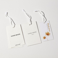 Étiquettes suspendues personnalisées en papier gaufré, étiquettes de vêtements de luxe, étiquettes rectangulaires avec logo de marque pour sacs, chaussures, accessoires