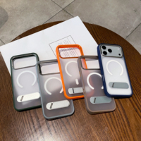 Étui magnétique minimaliste de luxe discret pour iPhone 16 17, dos givré effet peau avec accents métalliques et support intégré