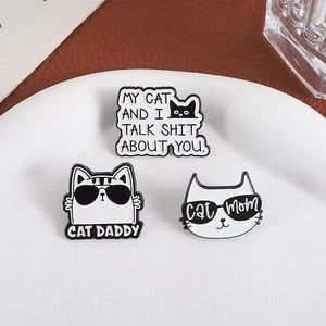 Dessin animé pour <span class=keywords><strong>papa</strong></span> pour maman broche Badge mode mignon Kitty porter des lunettes <span class=keywords><strong>de</strong></span> soleil Couple Souvenir émail mode Souvenir pour Couple - Product Image 2