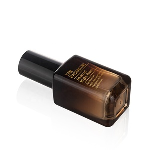 ขวดสเปรย์แก้วสีเหลืองอำพันทรงเหลี่ยมแบบไล่เฉดสี ขนาด 50 มล. ก้นหนา หรูหรา ยี่ห้อ YAN Packaging พร้อมฝาพลาสติก สำหรับโทนเนอร์บำรุงผิวหน้า - Product Image 4