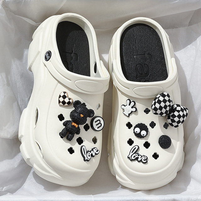 2026 Ladies Clogs Sandal for Ladies Shoes Wholesale New Fashion Metal Charms Women Garden Shoes