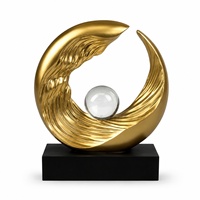 Sculpture d'onde en résine dorée avec sphère et base noire, figurine géométrique abstraite pour décoration d'étagère de salon