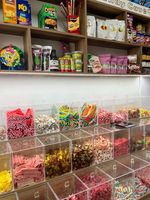 Présentoir design moderne personnalisé pour magasin de sucettes et de bonbons Éclairage LED populaire Décoration d'aliments sucrés Vitrine à vendre
