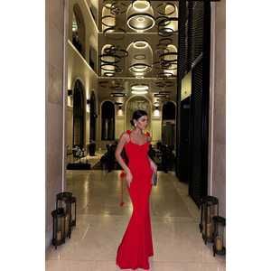 Vestido de Noche Rojo Satinado con Diseño de Rosa Dominicana, Cintura Imperio, Estilo Sencillo para Fiesta, con Volantes, Drapeado, Pedrería, Perlas y Lentejuelas, Largo hasta el Suelo - Product Image 1