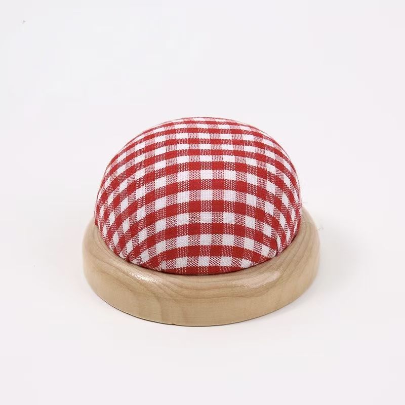 Base de troncos a cuadros rojos y blancos.