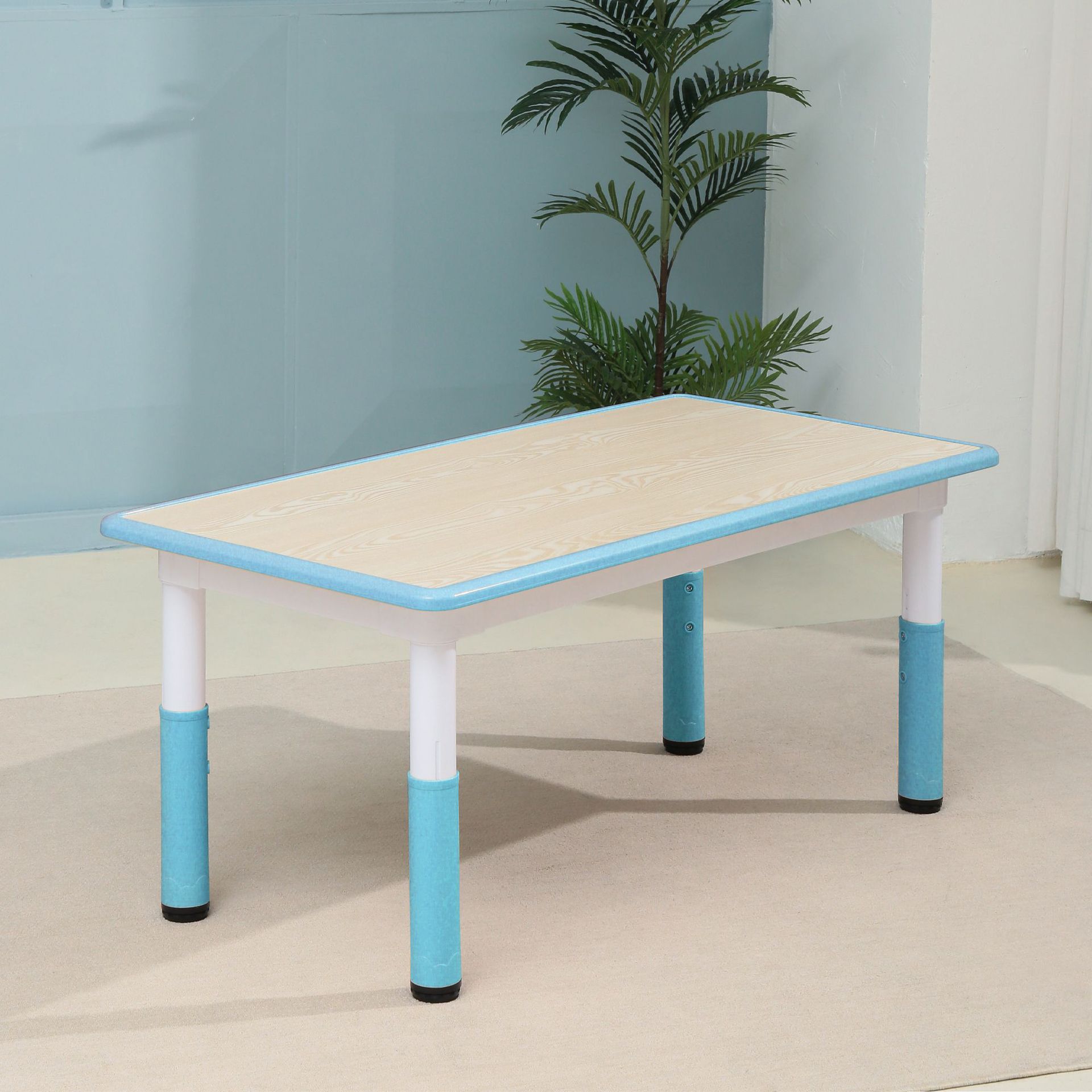 Table simple en grain de bois bleu clair