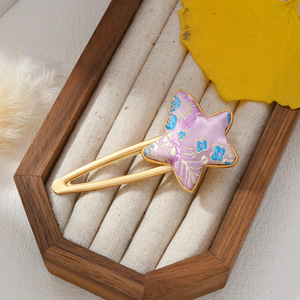 Pinces à cheveux en brocart de style chinois, produits culturels et créatifs faits à la main, adaptés aux tenues Hanfu et cheongsam, à porter sur le côté. - Product Image 3