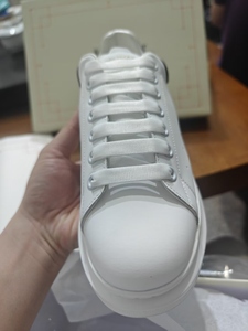 Zapatillas blancas de alta calidad hechas de cuero de vaca suave con cordones, adecuadas tanto para hombres como para mujeres, así como para parejas. - Product Image 3