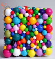 Sculpture en résine et fibre de verre sur mesure de cubes de bonbons colorés avec son attrait esthétique dynamique