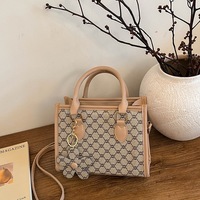 Nouveau Sac Fourre-tout de Luxe pour Femme 2026 en Cuir PU avec Breloque Fleur, Sac à Main Tendance et Sac Bandoulière pour le Travail