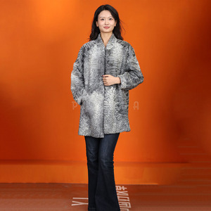 Cappotto <span class=keywords><strong>di</strong></span> <span class=keywords><strong>pelliccia</strong></span> <span class=keywords><strong>persiano</strong></span> Slim Swakara-Astrakan da donna Broadtail in pelle <span class=keywords><strong>di</strong></span> agnello Karakul <span class=keywords><strong>grigio</strong></span> naturale - Product Image 3
