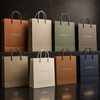 Sac de shopping en carton blanc recyclable avec logo imprimé en feuille d'or personnalisé par le fabricant OEM pour emballage de luxe