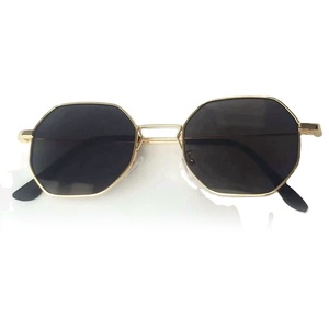 Montures de lunettes personnalisées UV400 certifiées Global Recycled Standard, idéales pour les voyages en plein air, les sports et les trajets quotidiens - Product Image 6