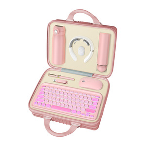 Coffret cadeau premium : clavier, souris, bouteille d'eau et masseur cervical. Cadeau d'entreprise personnalisé pour usage au bureau. - Product Image 1