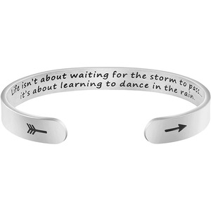 Bracelet Manchette Inspirant en Acier Inoxydable avec Citation Motivante : « Crois en toi comme je fais, continue à avancer » - Product Image 6