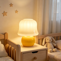 Lampe de chevet en verre crème VH Nordic, abat-jour en verre de style médiéval, alimentation par piles et prise secteur