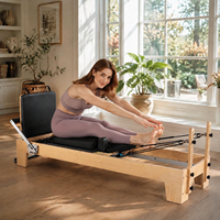 Reformer de Pilates de Madera de Lujo para Uso en Estudio, Estructura de Madera de Arce, Resortes Ajustables, Carro de Deslizamiento Suave, Accesorios Completos