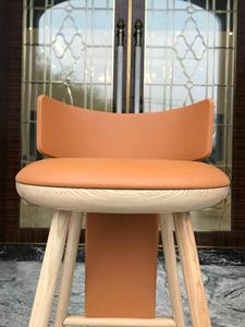 Taburetes de Bar Escandinavos Modernos con Respaldo, Asiento de Cuero Sintético y Estructura de Madera para Uso Doméstico y Comercial - Product Image 3