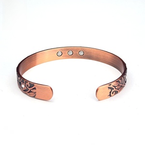 Popolare Bracciale Regolabile in Ottone a Forma di Fiore di Prugna, Impreziosito da Diamanti - Product Image 1