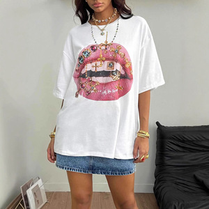 เสื้อยืดพิมพ์ลายริมฝีปากโลโก้สั่งทำขายส่งสำหรับผู้หญิง เนื้อผ้าโพลีเอสเตอร์ระบายอากาศได้ดี ทรงหลวม แขนสั้น ลายกราฟิก สไตล์สตรีทแฟชั่น เสื้อท็อปสำหรับฤดูใบไม้ผลิ - Product Image 4