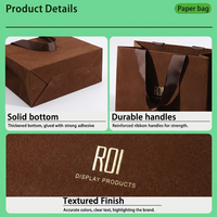 Sacs cadeaux en papier recyclable de luxe écologiques avec finition velours, surface mate douce au toucher, logo en feuille d'or, poignée en coton