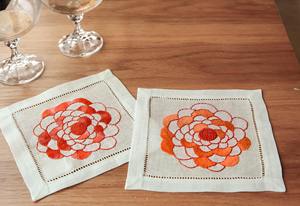 Serviettes de cocktail en lin Crimson Peony – 100 % lin naturel, serviettes de boisson réutilisables, design floral de luxe pour bar, fête - Product Image 2