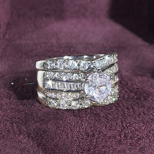 Elegante Set di Tre Anelli per Donne, Gioielli di Lusso per Abiti da Sera e Feste - Product Image 5