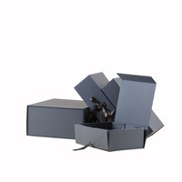 Boîte cadeau rigide pliable noire de luxe avec logo personnalisé, fermeture magnétique, ruban, gaufrage, pelliculage mat, matériaux recyclés, taille personnalisée